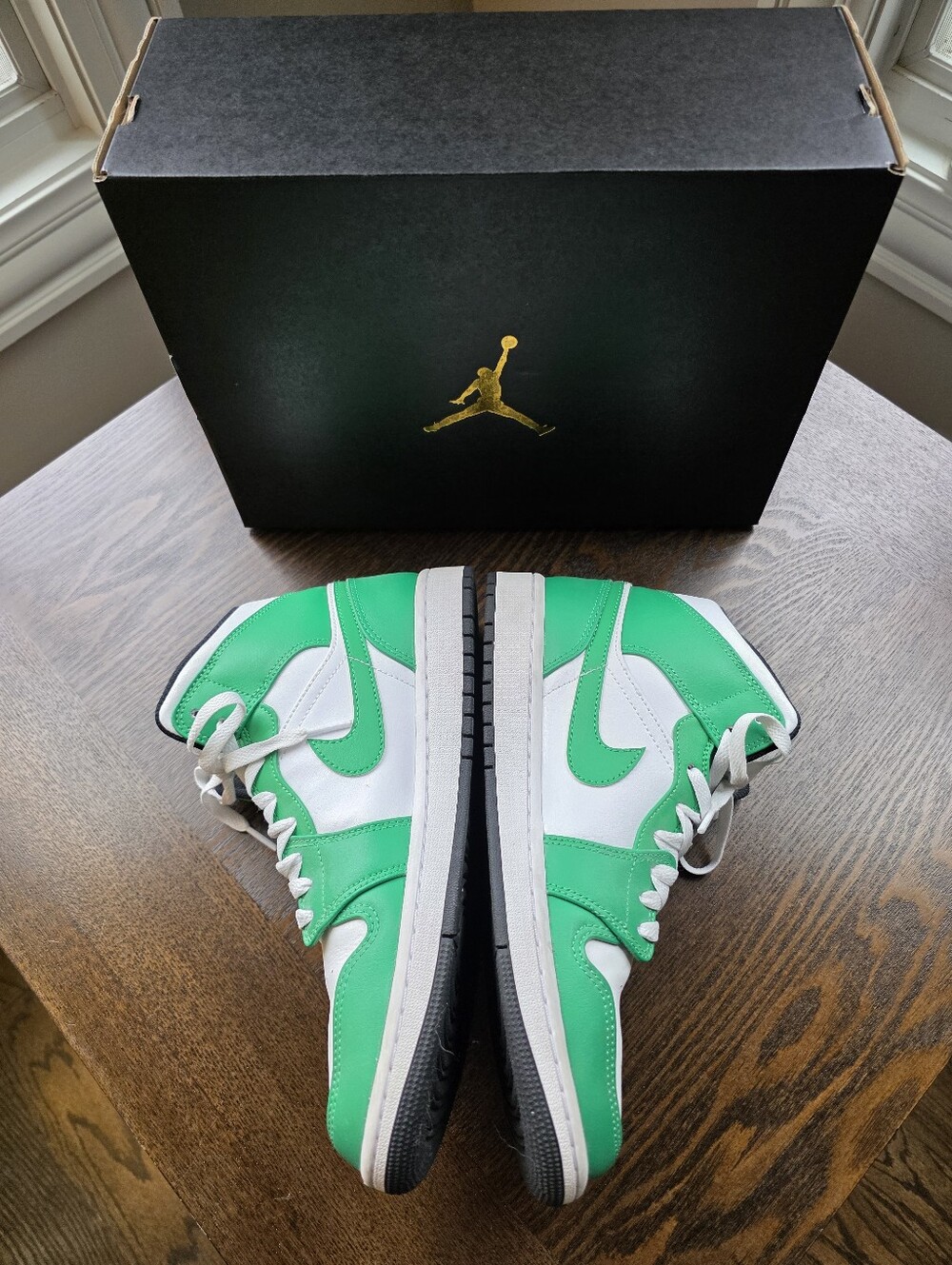 Nike Air Jordan 1 Mid 'Lucky Green' Spring 2023 - Picture 9 of 10